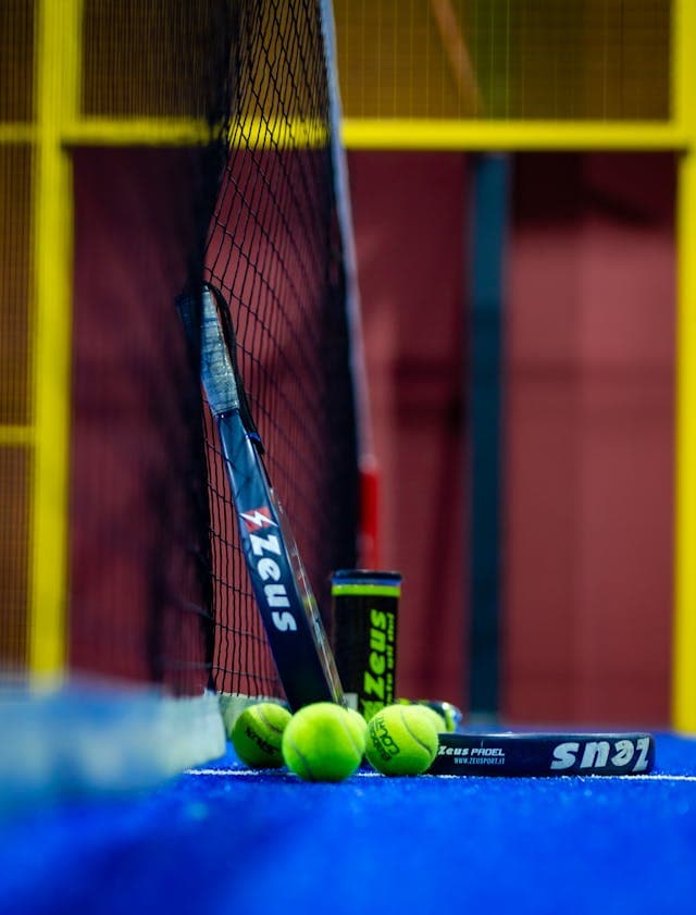 Paleta y pelota de padel