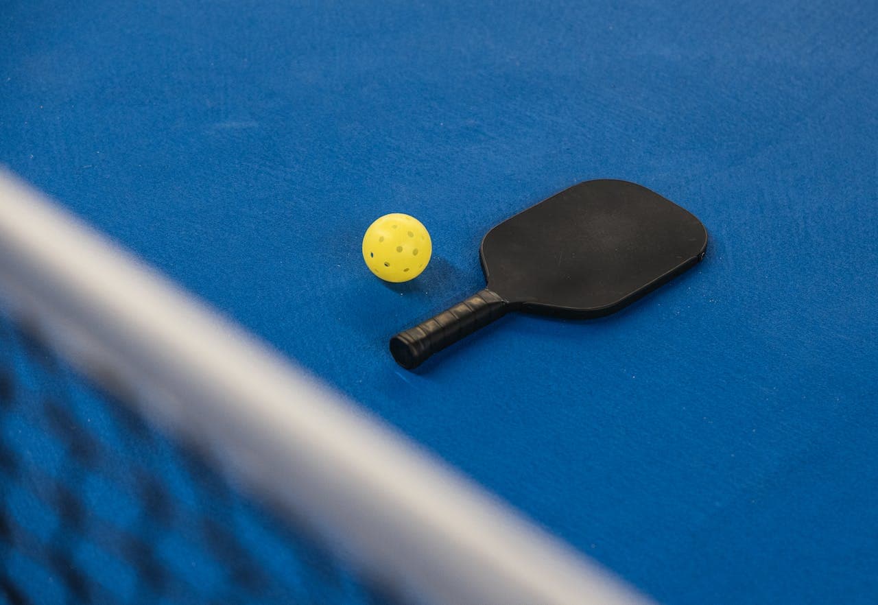 Paleta y pelota de pickleball
